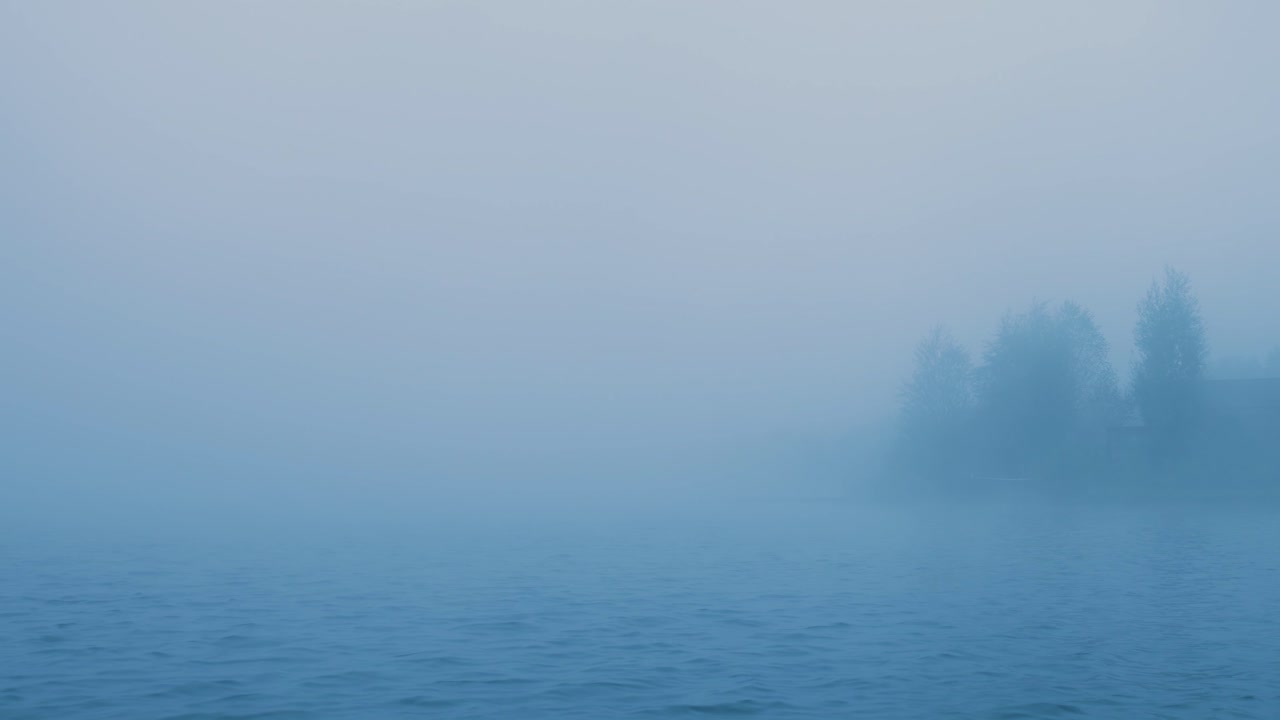 호수 위 의 안개 가 가득 한 아침