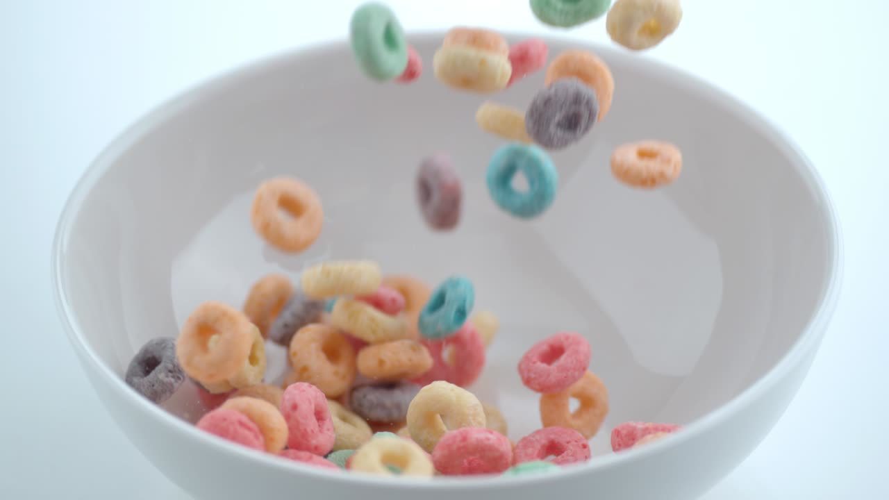 зерно наливается в миску в замедленном движении