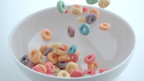 el cereal se vierte en el cuenco en cámara lenta