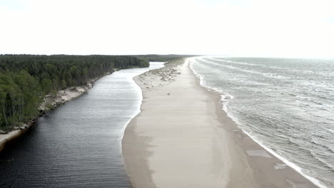 Ein-Ort,-Wo-Der-Fluss-Ins-Meer-Mündet-–-Keine-Menschen,-Leerer-Strand