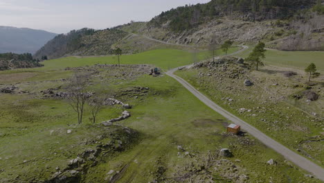 een onverharde weg die leidt naar een heuvel op een met groen gras bedekte berg in noorwegen