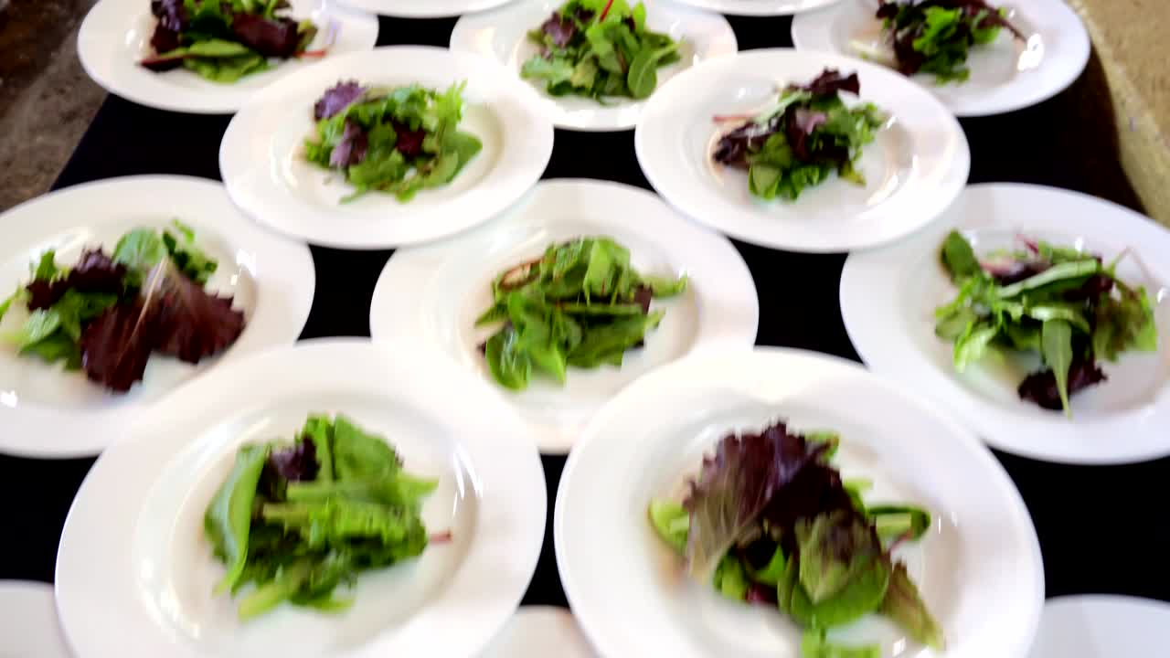 요리사 샐러드를 만드는 손, 밖으로 여행하는 카메라 비행기