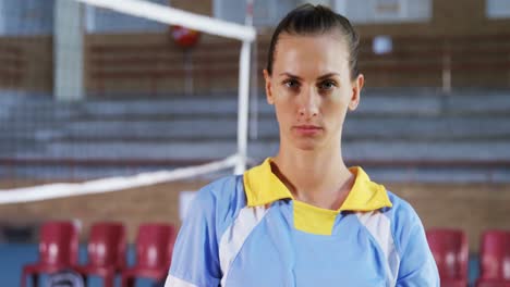 Jugadora-Sosteniendo-Voleibol-En-La-Cancha-4k