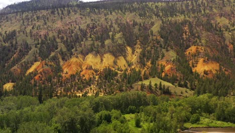 Vistas-Vívidas:-El-Rico-Paisaje-Verde-De-Clinton,-Bc