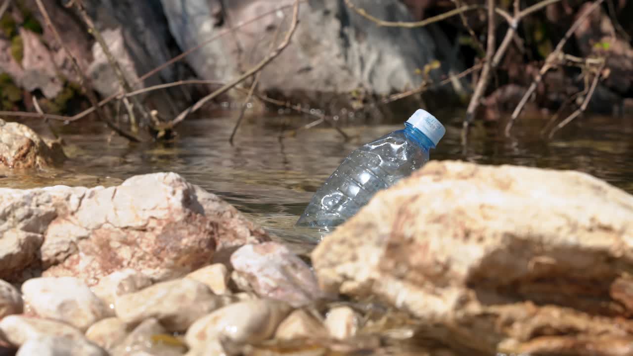 la botella de plástico usada flota en el agua, de cerca. lucha contra la contaminación ambiental, ayuda a la naturaleza. sobreabundancia de desechos plásticos. problema crítico de gestión de residuos globales.