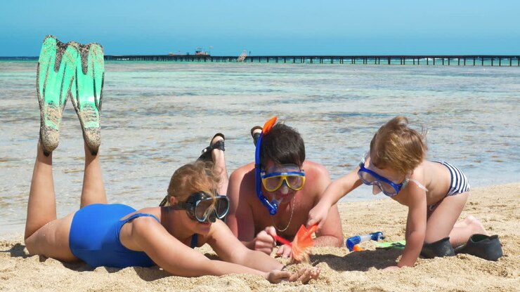 eltern spielen mit ihrem sohn