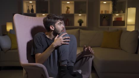 el hombre que mira a su alrededor con ojos cobardes.