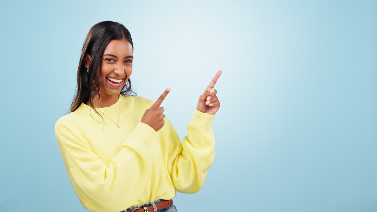 feliz, baile y cara de mujer con la mano apuntando