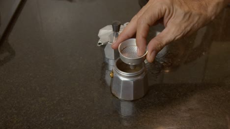 la antigua cafetera moka para preparar granos de café