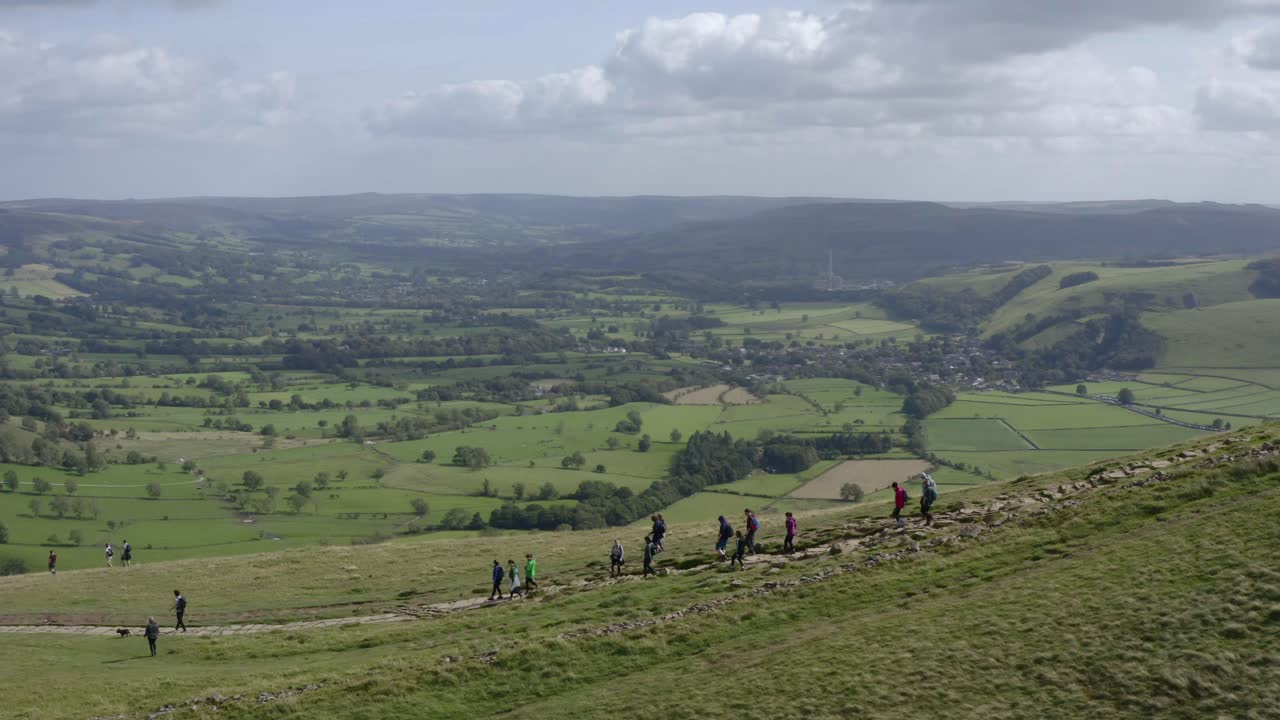 disparo de dron rastreando caminantes en mam tor 01