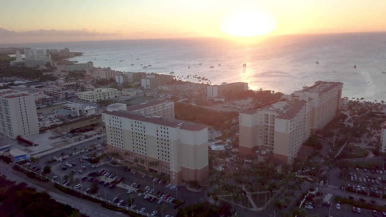 Hotel grattacielo lungo la spiaggia ad Aruba al tramonto