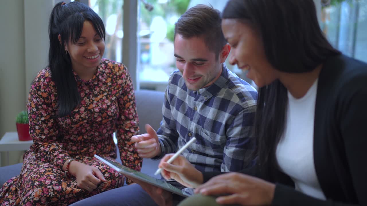 amigos multiétnicos alegres navegando en la tableta