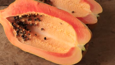 Fruta-De-Papaya-Fresca-Aislada-Sobre-Fondo-De-Madera