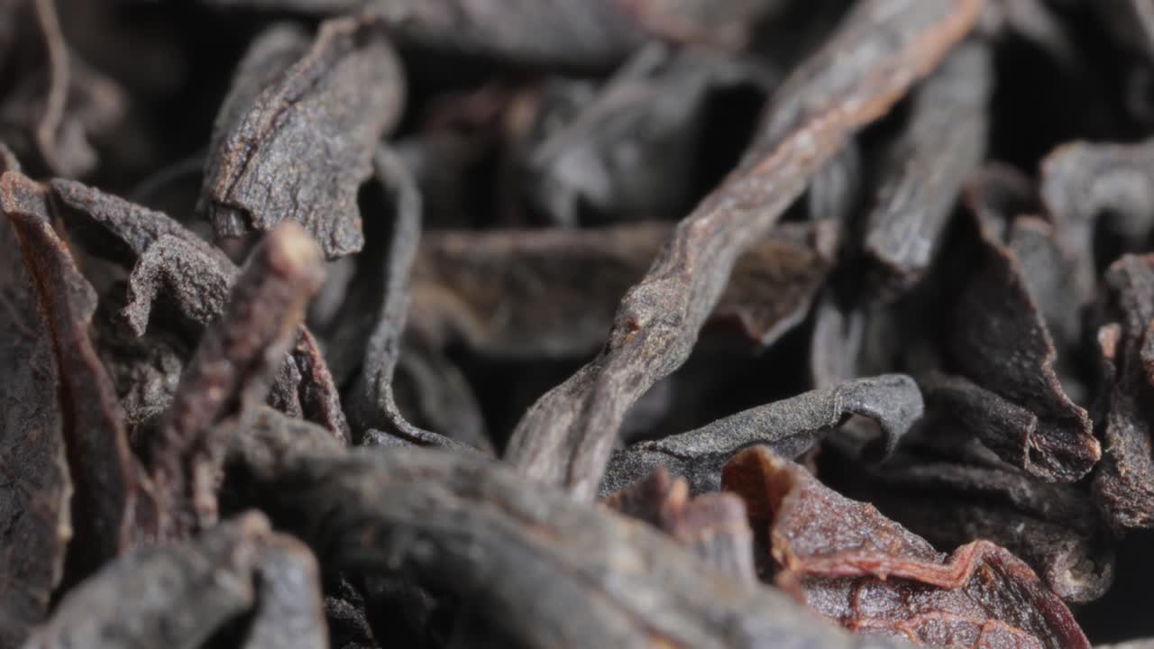 té de hojas grandes negro súper macro de cerca.