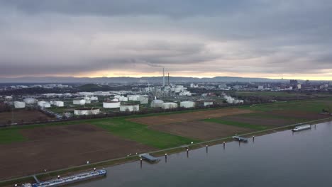 Modernas-Instalaciones-De-Fábricas-De-Productos-Químicos-En-Una-Zona-Industrial,-Alemania