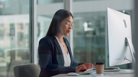 mujer de negocios trabajando en computadora en una oficina moderna
