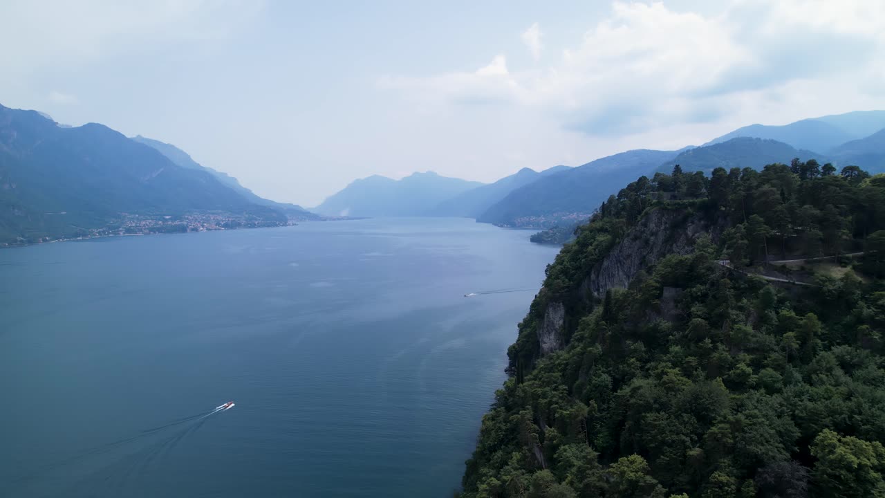 vista aérea de la lancha rápida cruzando el lago de como