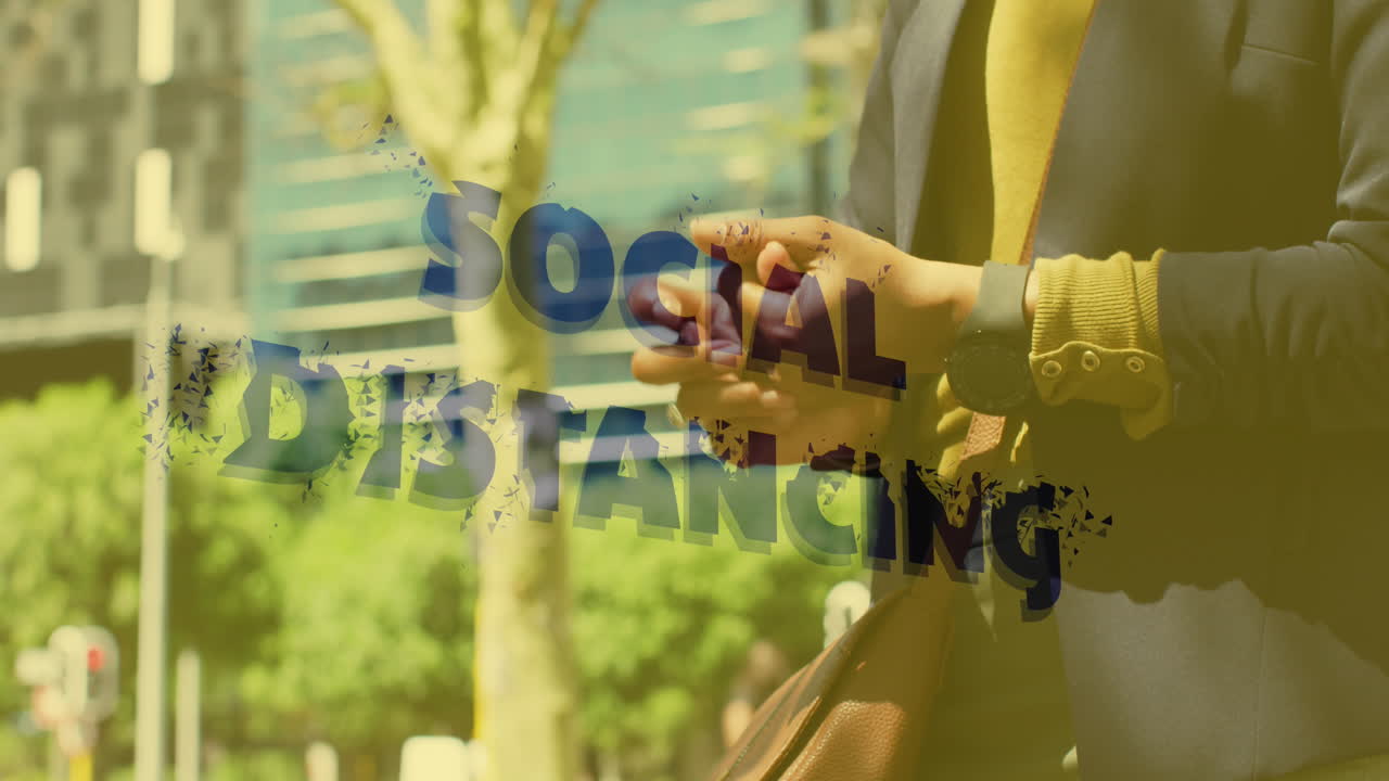 animación del texto de distanciamiento social sobre una mujer desinfectando sus manos