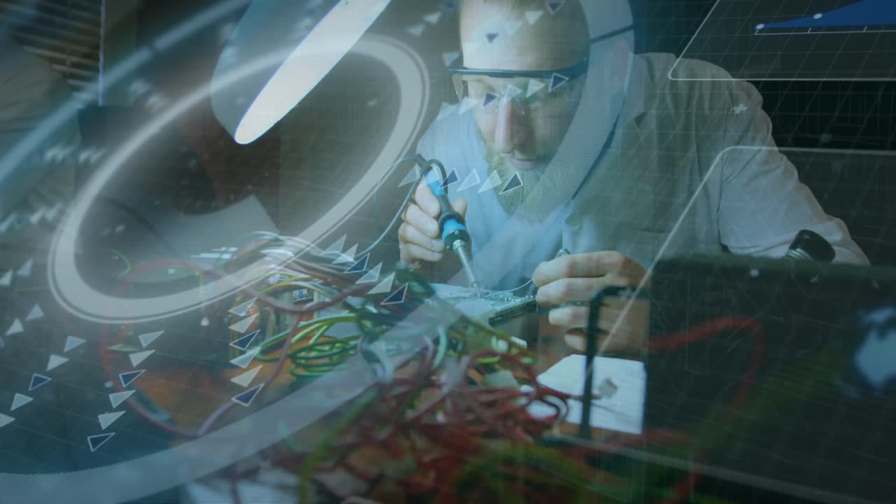 animación de procesamiento de datos sobre ingeniero caucásico masculino