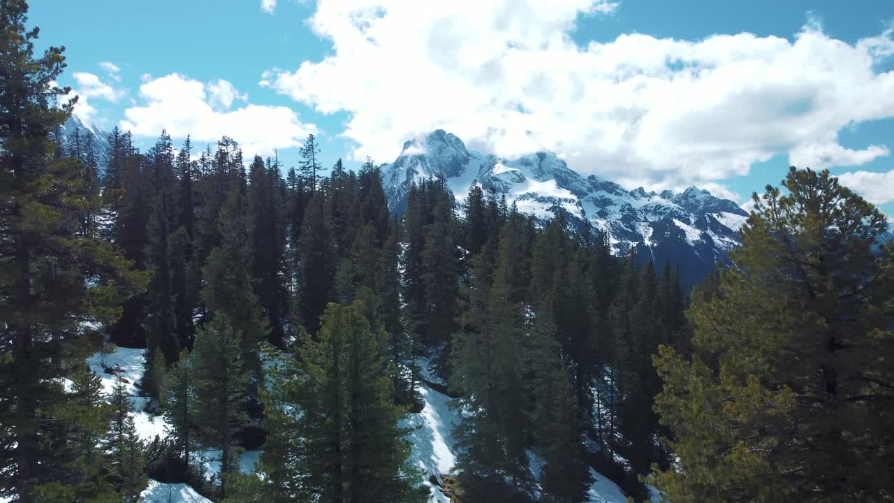 amplio y épico vuelo lateral de la montaña en el pintoresco castillo de elmau de baviera y picos de glaciares nevados en los alpes bávaros austríacos en un día nublado y soleado a lo largo de rocas, bosques y colinas en la naturaleza