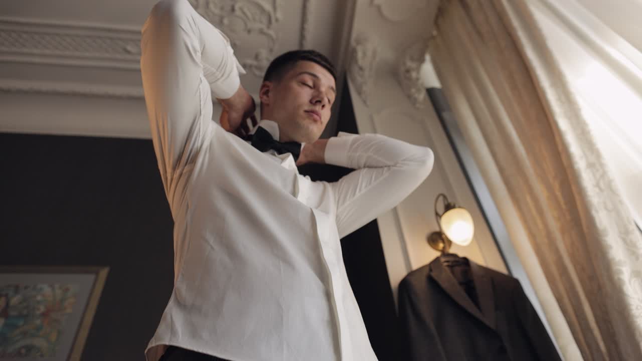 신부 가  셔츠 와 파이타이 를 입고 준비 하고 있다