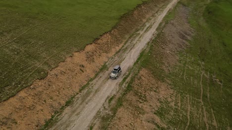 Paseos-En-Vehículos-Turísticos-Todoterreno-En-Las-Tierras-Altas.-Viajes-De-Expedición-Y-Vacaciones,-Aventuras-En-Zonas-Remotas.