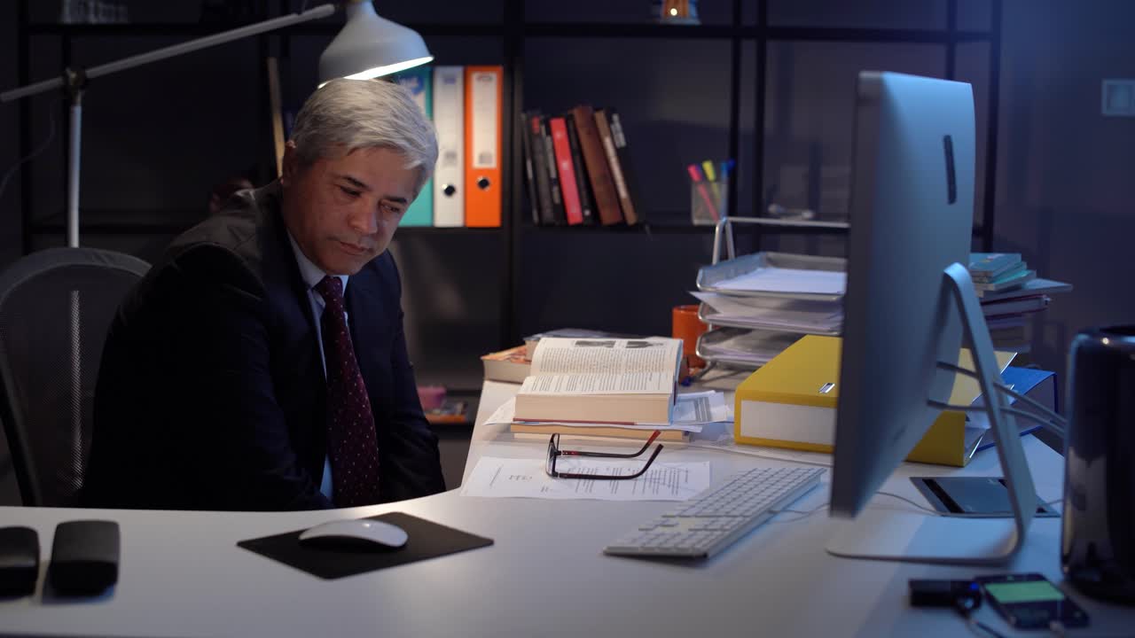 매니저나 직원이 사무실에서 잠들었을 때