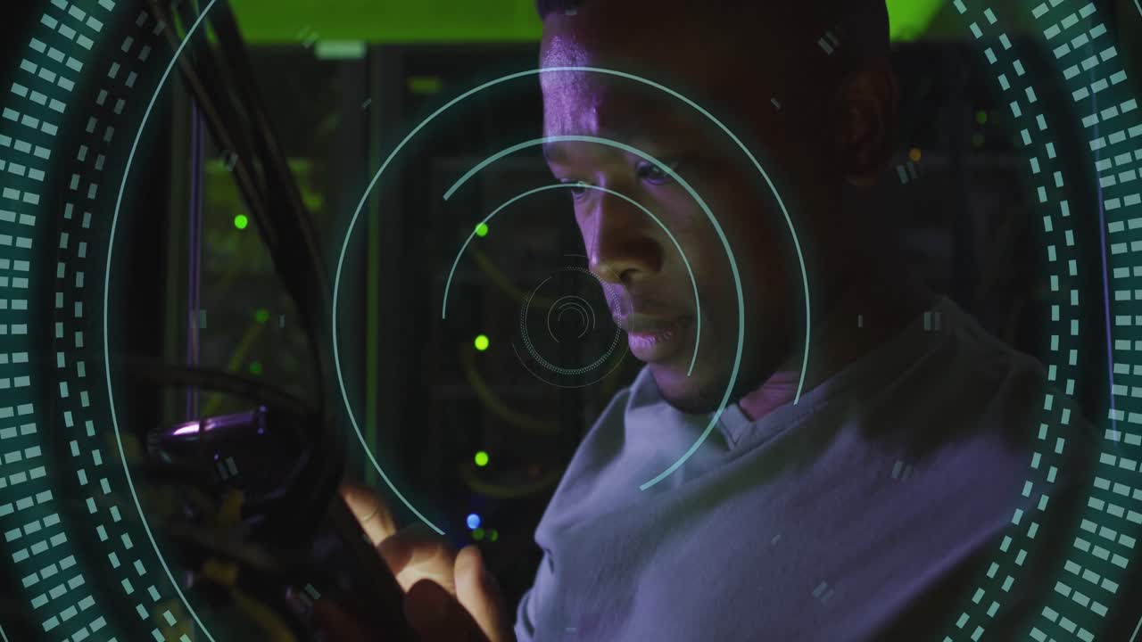 animación de escaneo de alcance sobre un hacker afroamericano en la sala del servidor.