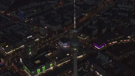 Toma-Aérea-De-Establecimiento-De-La-Torre-De-Televisión-Alemana-De-Berlín-Y-Alexanderplatz-Por-La-Noche,-Amplia-Vista-De-Drones