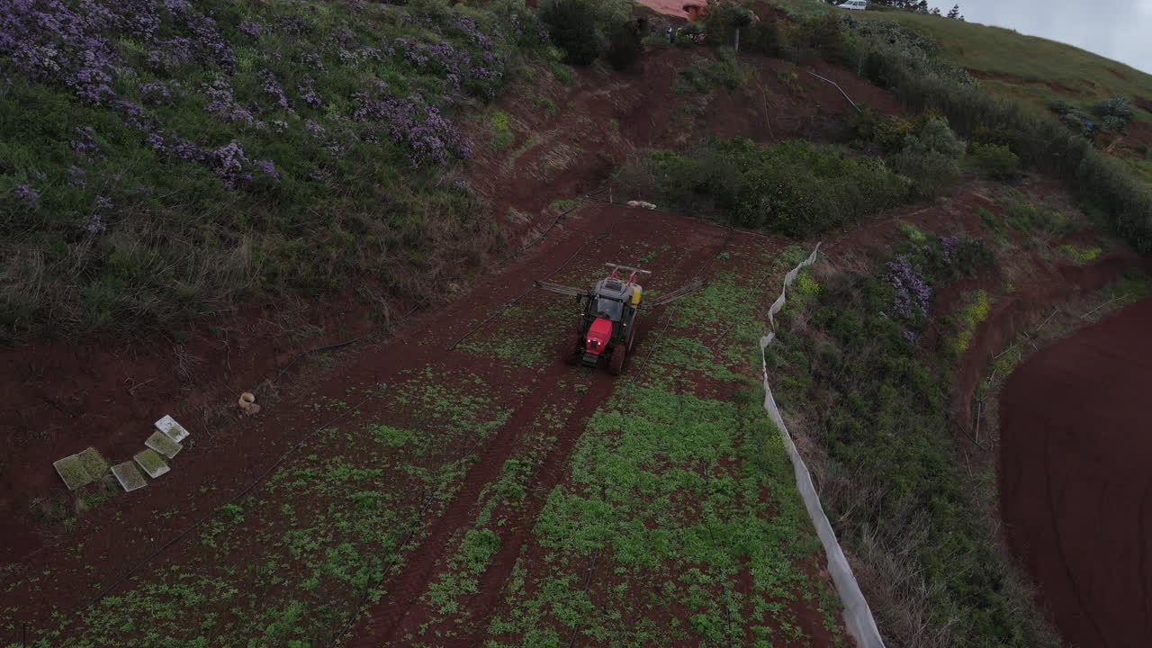 tiro de drone en tractor desplegando dispositivos de fumigación plantaciones de papa