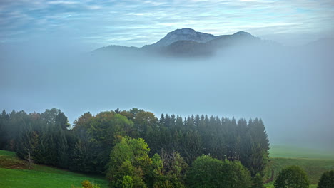 Zeitraffer-Des-Morgennebels-In-Den-österreichischen-Alpen