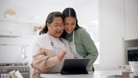 Tablet,-Kochen-Und-Glücklich-Mit-Der-älteren-Mutter