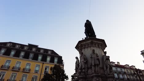 una estatua monumental del poeta épico luis de camoes en la plaza de lisboa, portugal