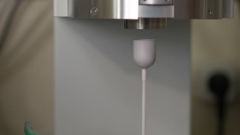 máquina de laboratorio con soporte de muestras