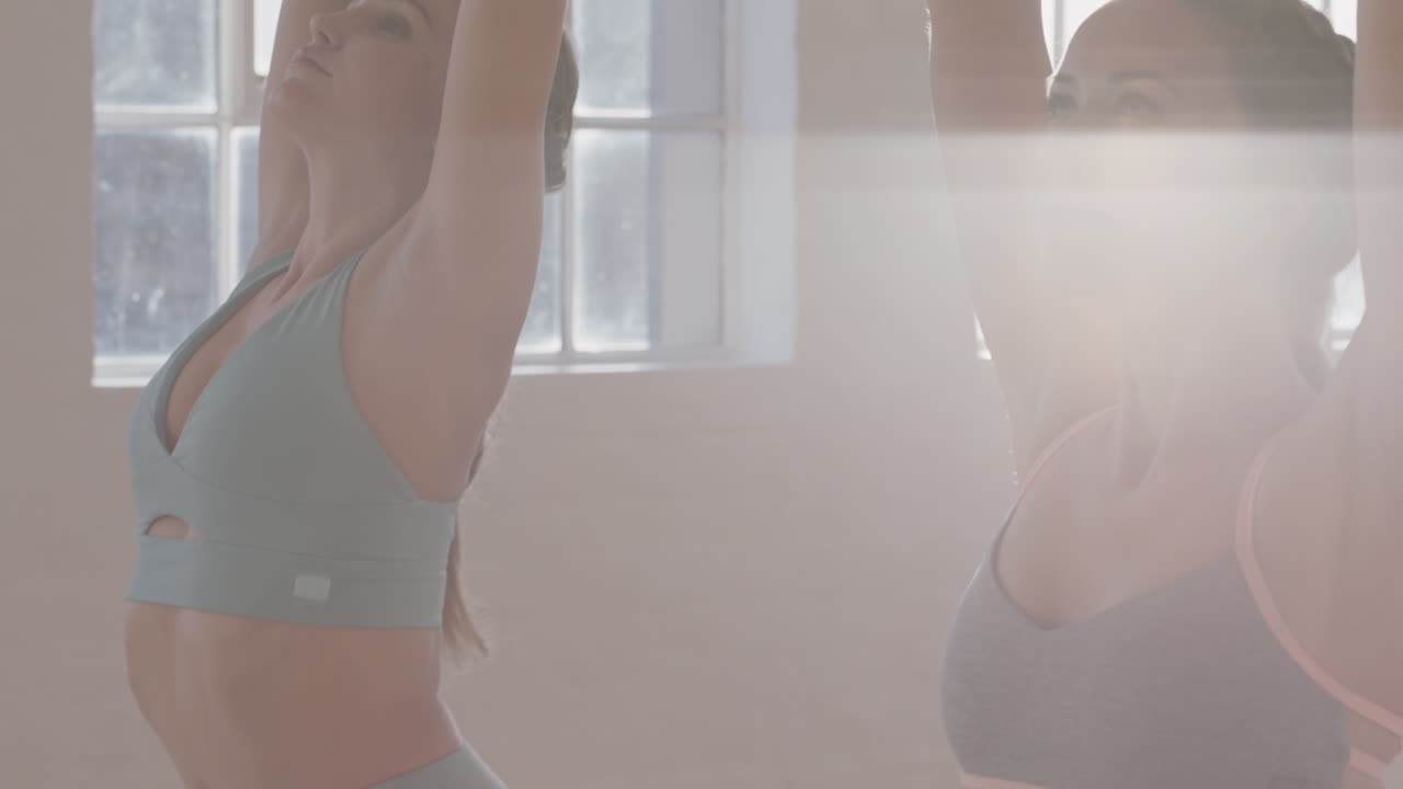 clase de yoga mujer caucásica sana practicando pose de oración con un grupo de mujeres hermosas disfrutando de un estilo de vida saludable haciendo ejercicio en el gimnasio al amanecer