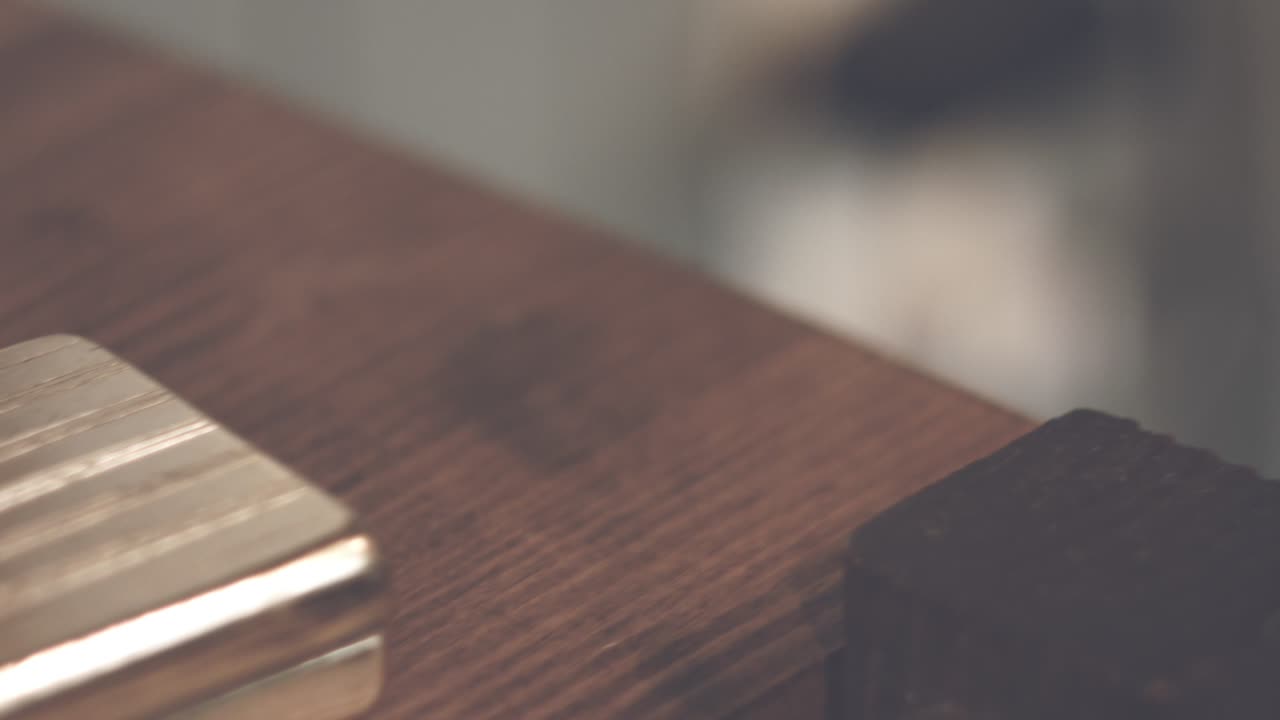 herramientas de peluquería profesional en toalla blanca. accesorios de barbero. herramientas de barbero