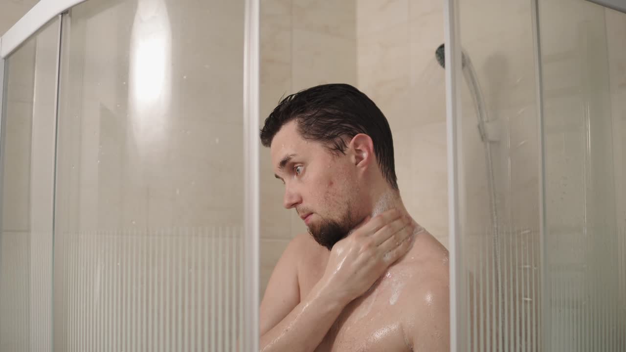 스톨 에서 샤워 하는 남자