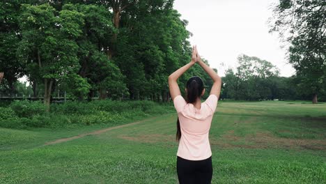 Chica-Atlética-Entrenando-Al-Aire-Libre-Durante-El-Amanecer