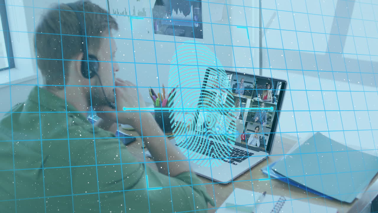 animación de huella digital biométrica sobre un hombre caucásico usando auriculares de teléfono y computadora portátil