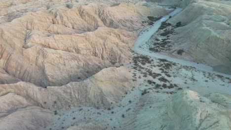 toma aérea cenital en k en arroyo tapiado