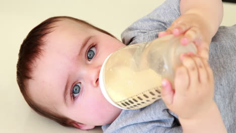 Niedlichen-Kleinen-Jungen-Trinkt-Seine-Flasche