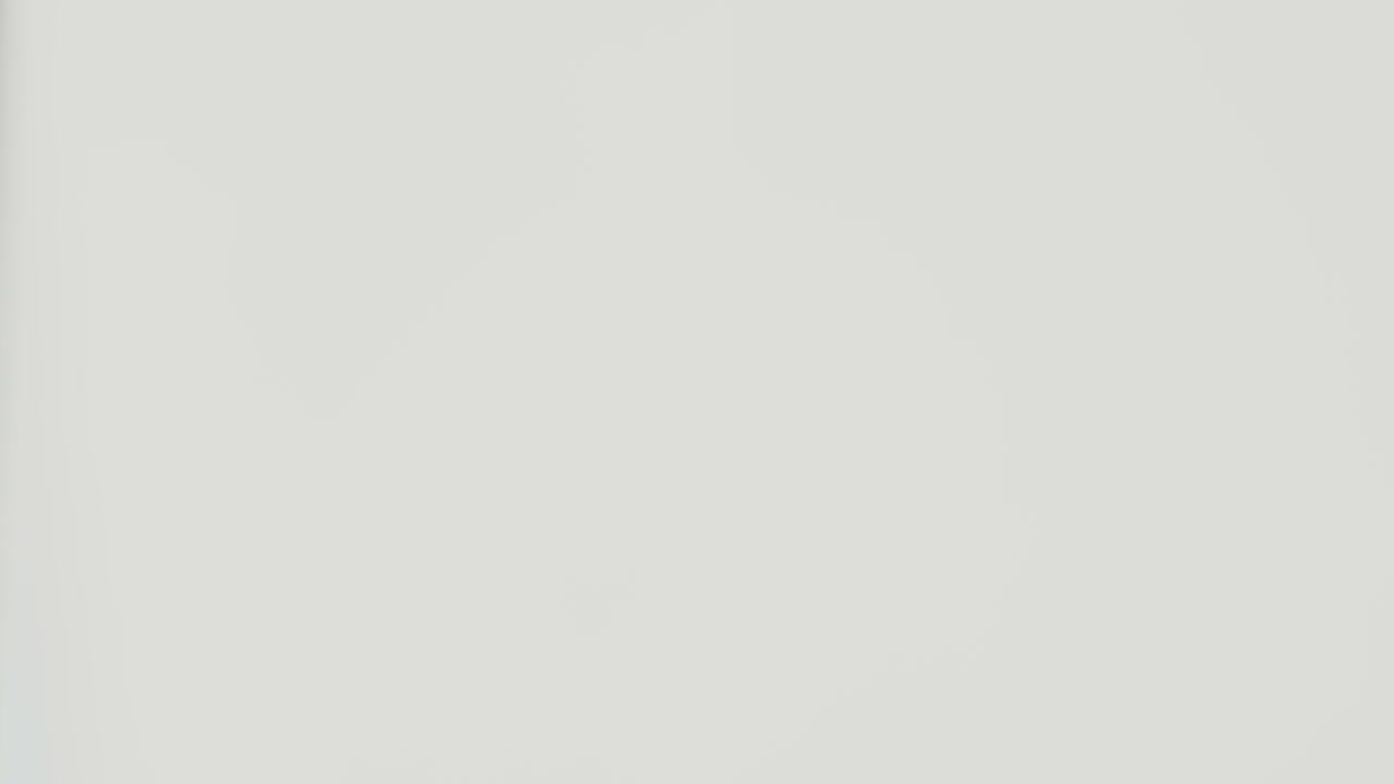 foto de retrato de una mujer bonita tomando café en un café y sonriendo a la cámara