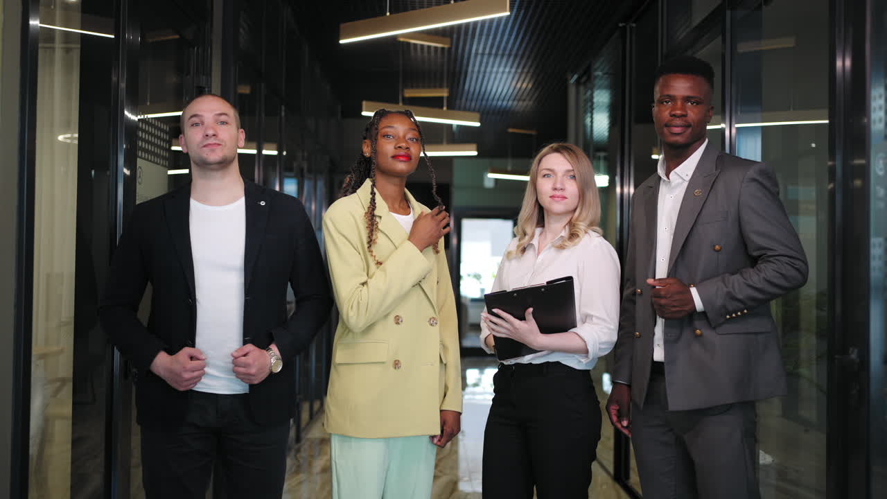 diversos profesionales de negocios juntos en una sala de reuniones. líderes profesionales de negocios y empleados retrato de grupo del equipo. retrato del equipo de negocios