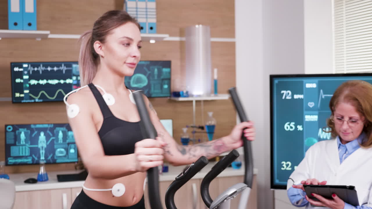 스포츠 과학을 위한 현대적인 시설에서 달리는 아름다운 여성 운동선수