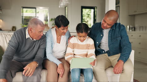 Große-Familie,-Tablet-Und-Kind-Im-Heimischen-Wohnzimmer