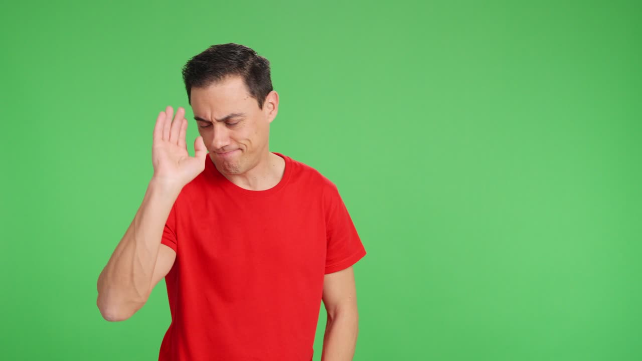 Uomo che indica uno schermo verde con espressione di disapprovazione