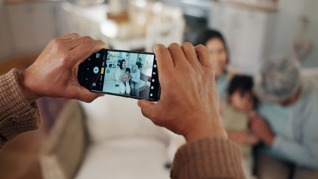 teléfono, manos de primer plano y foto de la familia