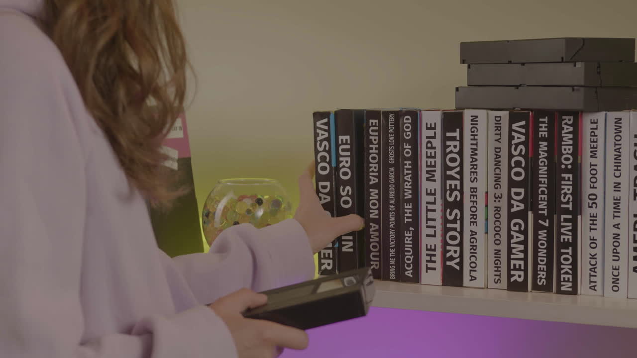 vhs 카세트와 함께 선반