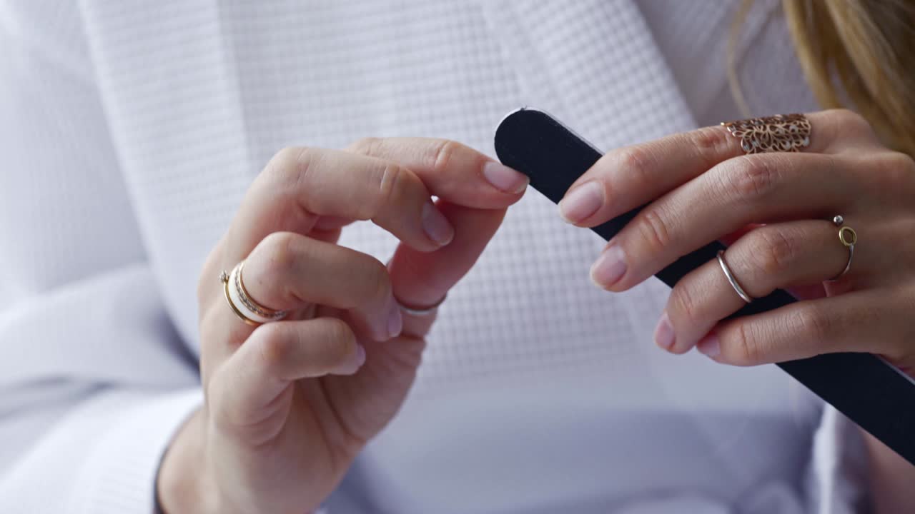 rutina matutina mujer archiva clavos en la cama