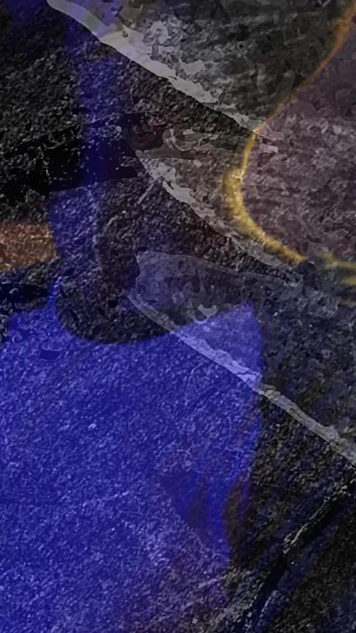 Video verticale: Uomo in posa per un ritratto con una sfumatura blu in movimento che rivela il profilo con luce di contorno dorata